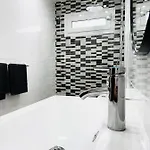 شقة Relaxing Upper Floor Apartment- Exclusive Complex. *