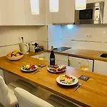 Relaxing Upper Floor Apartment- Exclusive Complex. Apartman