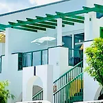 Relaxing Upper Floor Apartment- Exclusive Complex. Apartman *