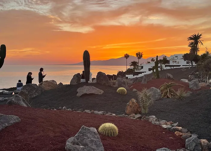 Relaxing Upper Floor Apartment- Exclusive Complex. 아파트 *