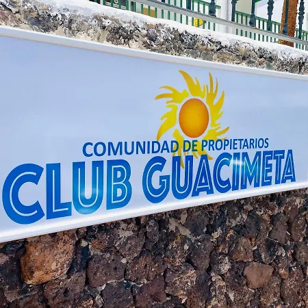 Relaxing Upper Floor Apartment- Exclusive Complex. Apartamento